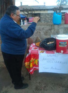 SAN ANTONIO el padre Coco bendice la mesa de café