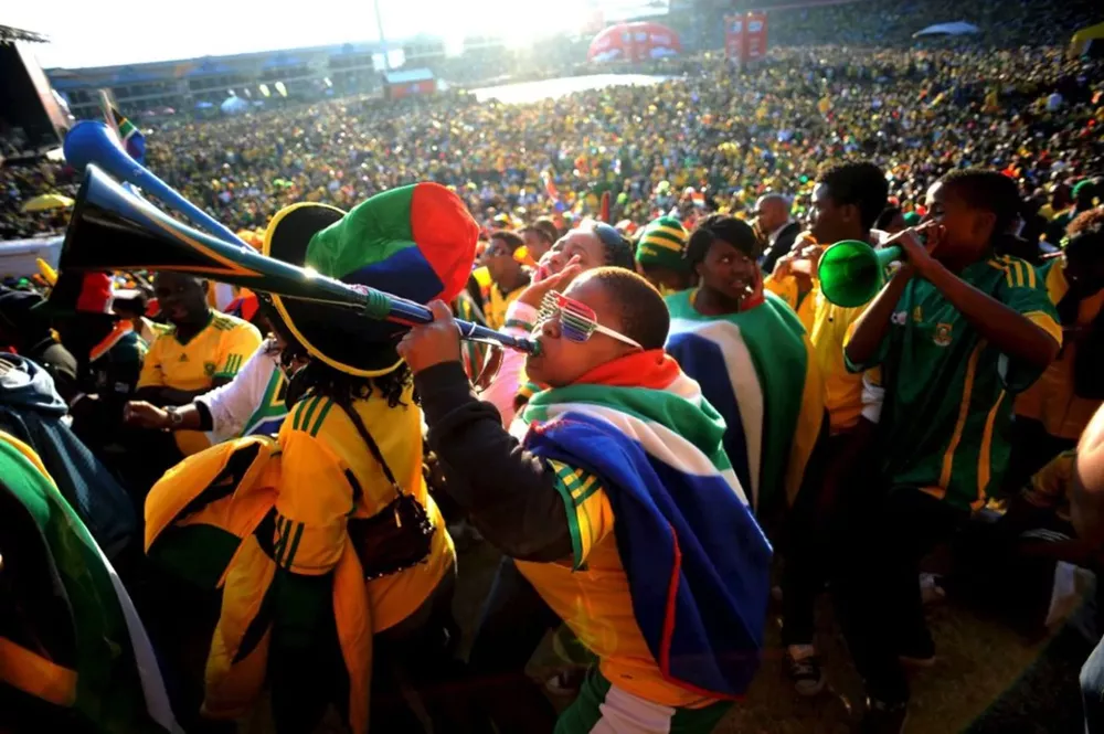 Seguidores sudafricano bailan y hacen sonar las «vuvuzelas» durante el partido inaugural del Mundial de fútbol Sudáfrica 2010