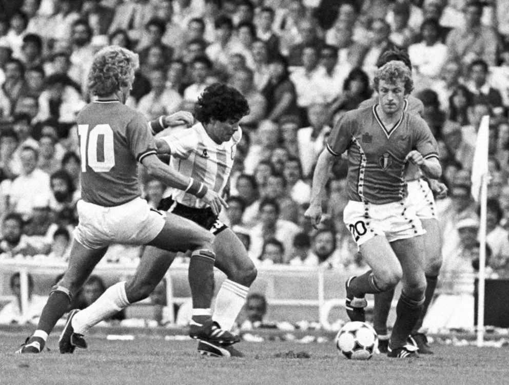 Diego Armando Maradona (c), durante el partido inaugural del Campeonato Mundial de Fútbol España 82. EFE
