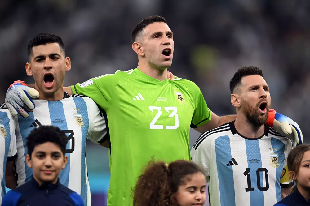 13-12-2022_cristian_romero_emiliano_dibu_martinez