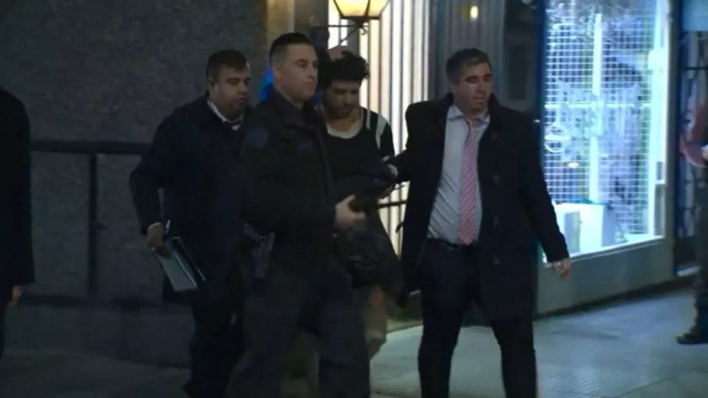 el-momento-en-que-detienen-al-hombre-que-ha-intentado-asesinar-a-cristina-fernandez-de-kirchner_bb54
