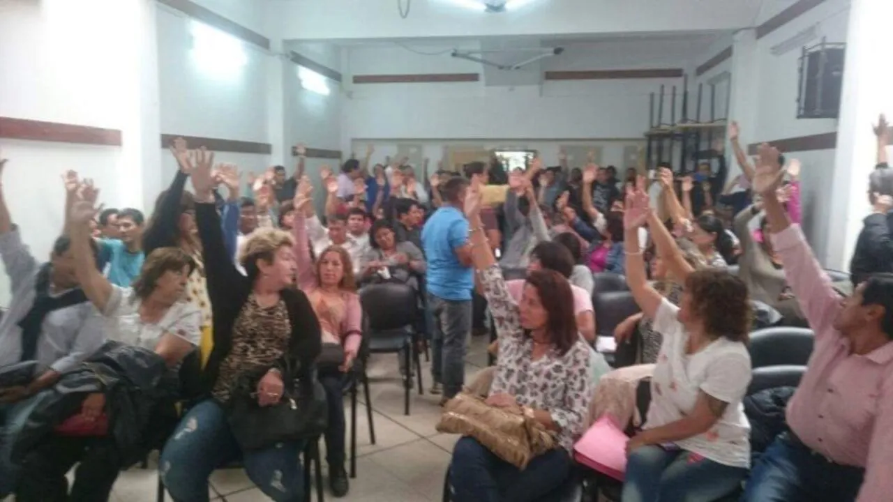 DOCENTES JUJE脩OS DECIDEN SEGUIR DE PARO POR SUS SALARIOS
