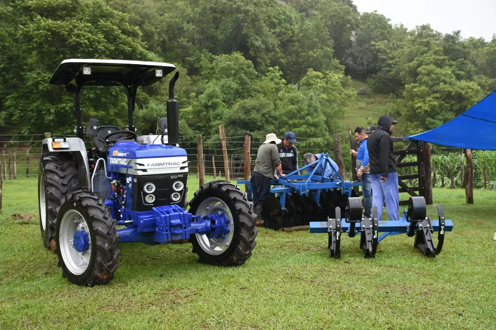 Mujere productoras con el flamante tractor para producir (3)