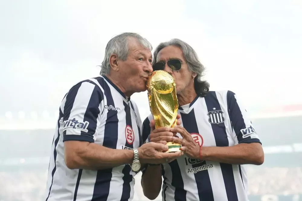 Daniel Valencia y Miguel Oviedo con la copa del mundo (3)