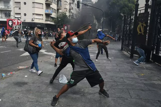 manifestantes-arrojaron-p_850138jpg