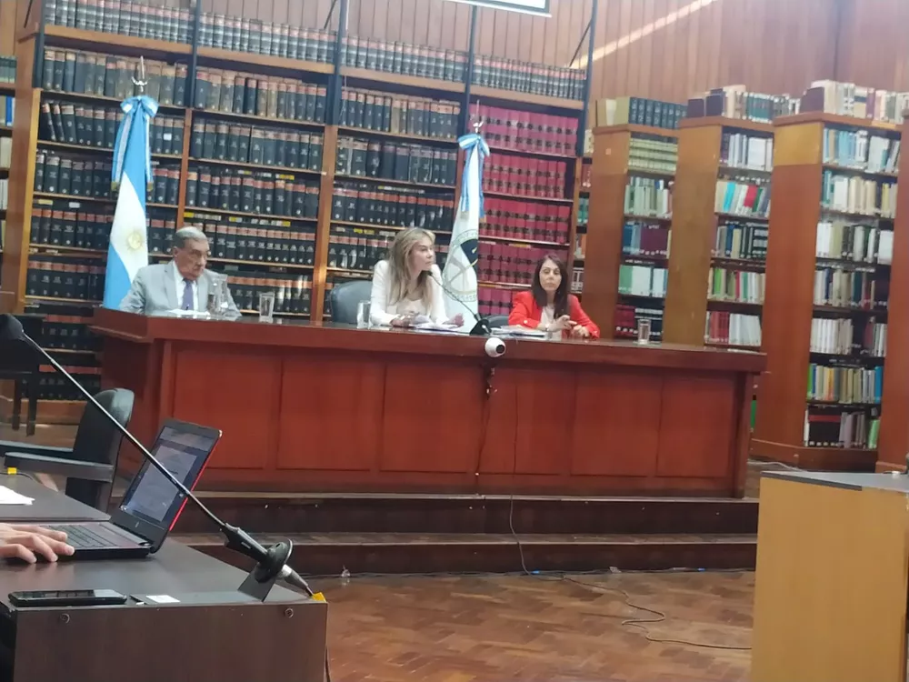 causa expediente, tribunal