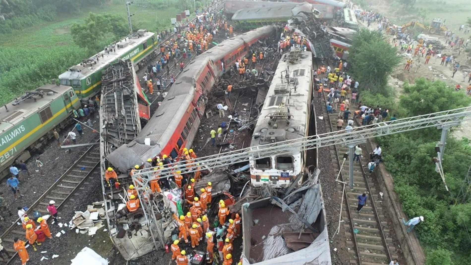 India: SON CASI 300 LOS MUERTOS Y MÁS DE 850 HERIDOS POR EL ACCIDENTE DE TREN