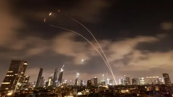 sistemas-de-defensa-aerea-israelies-se-activaron-para-interceptar-misiles-iranies-en-tel-aviv-20250617-2044927