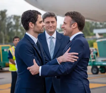 emmanuel-macron-saluda-al-embajador-argentino-en-PZVN35GDO5BJHDBZSYCIDK6CFM