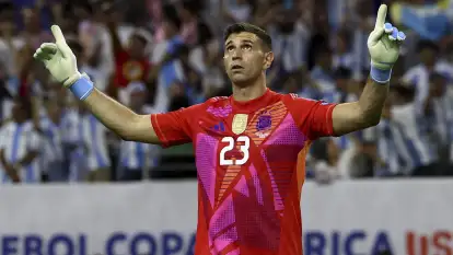 dibu-martinez-no-ataja-penales-los-aniquila-gracias-a-sus-manos-argentina-esta-en-semifinales-de-la-copa-america-1830970