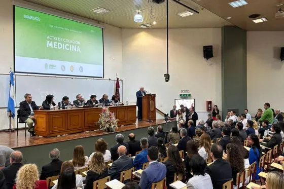 91807-los-primeros-estudiantes-de-medicina-de-la-unsa-recibieron-sus-diplomas