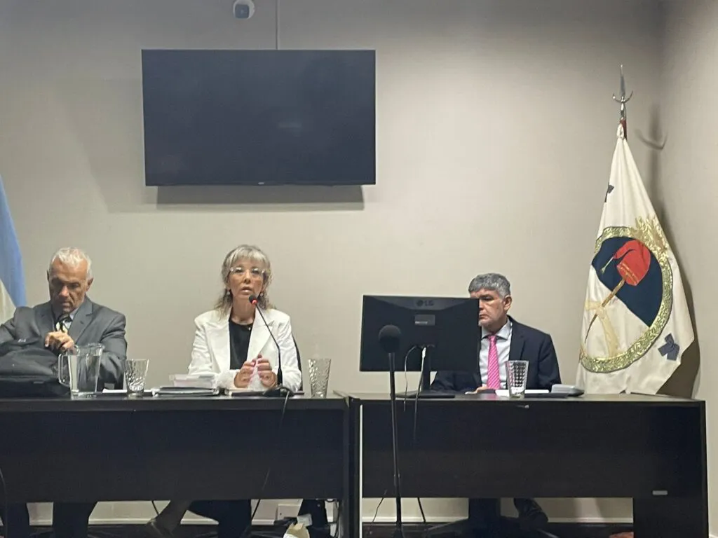 TRIBUNAL-COLEGIADO-Dr.-GLOSS-Dra-DE-LAS-CRUCES-Dr.-CABEZAS-HAMETTI-4.2.26-1024x768