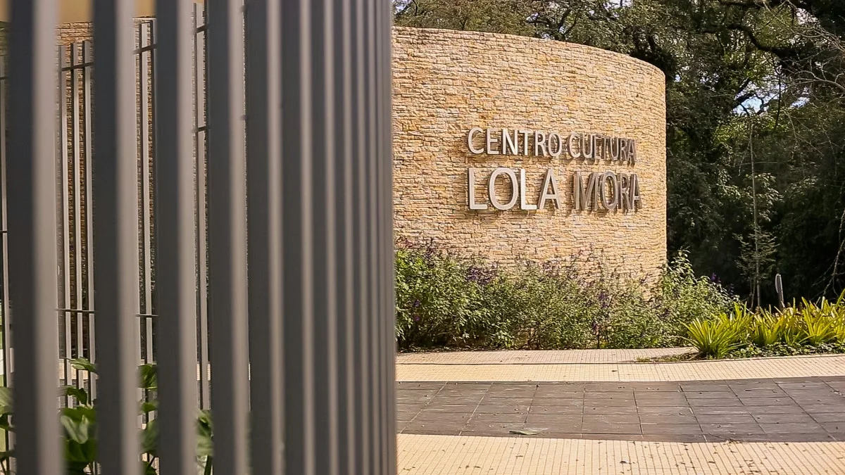 FECHADA CENTRO CULTURAL LOLA MORA