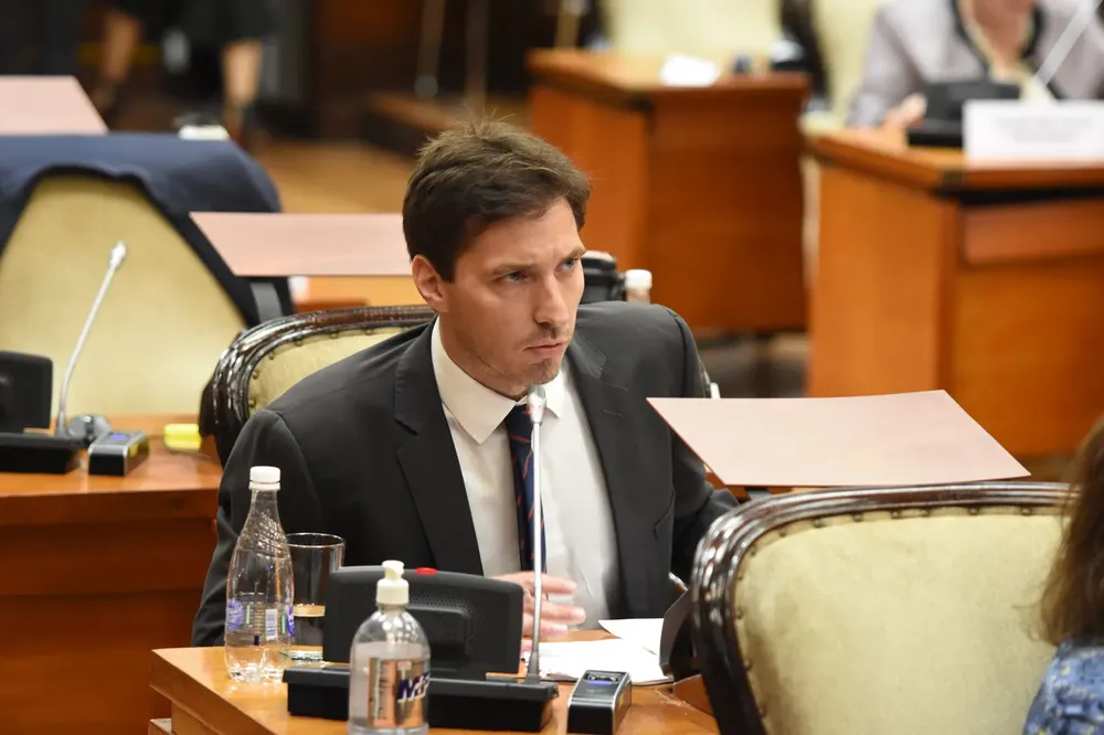 Última sesión diputados adriano morone
