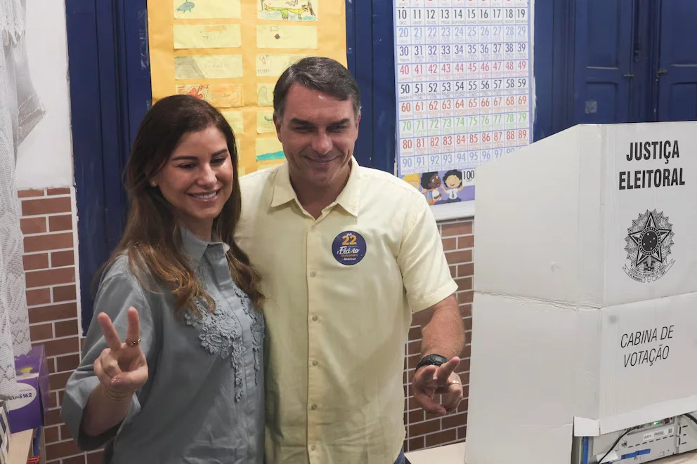 Bolsonaro votó acompañado por su esposa Fernanda
