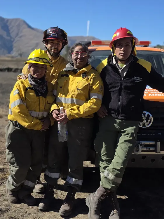 brigadistas incendio volcan1