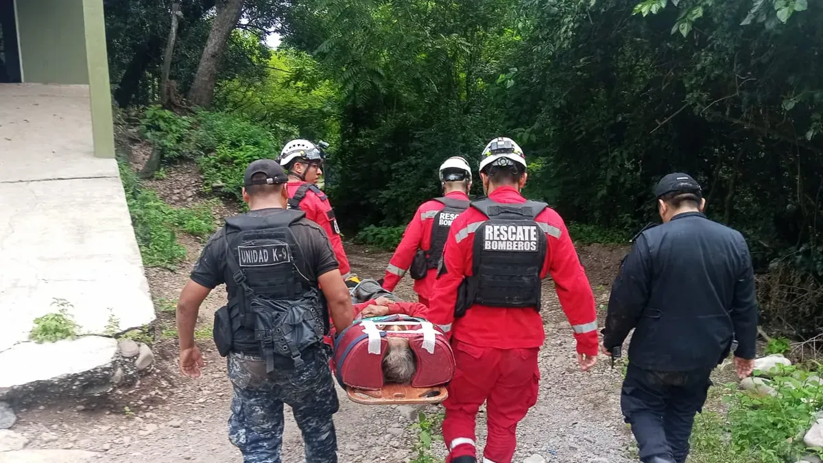 bomberos-jujuy-rescataron-mujer-78-anos-que-cayo-un-arroyo-la-vina1