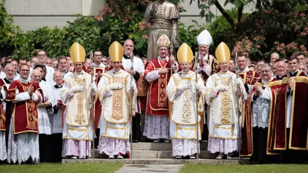 Imagen de los cuatro nuevos obispos lefebvrianos. (Fraternidad Sacerdotal San Pío X)