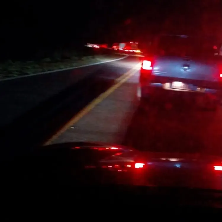 Choque en el puenbte el zanjón cola de vehículos- fotos infoyungas