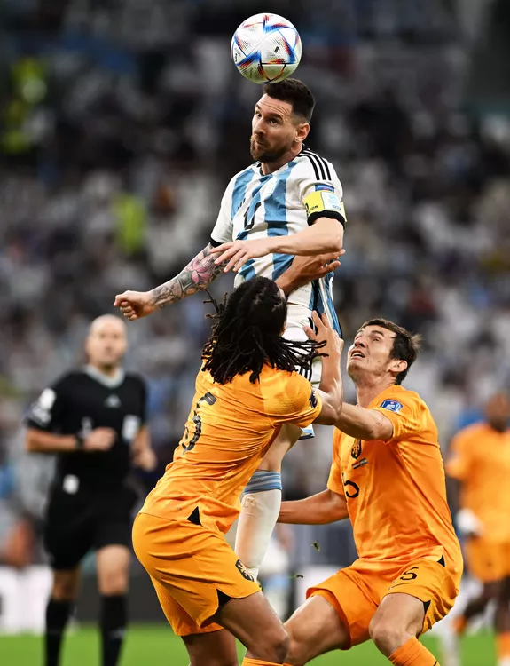09-12-2022_lionel_messi_cabecea_entre_dos