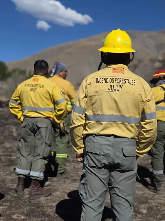 volcan incendio forestal brigadistas