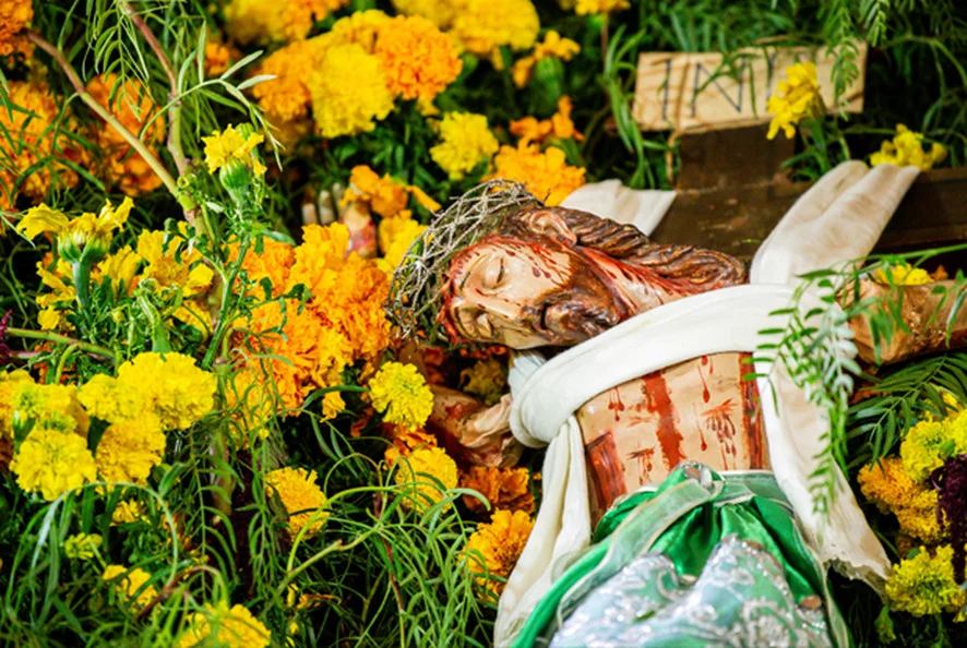 Semana Santa adoración de la Santa Cruz, el descenso del Señor del Monte Calvario PH Walter Reunaga