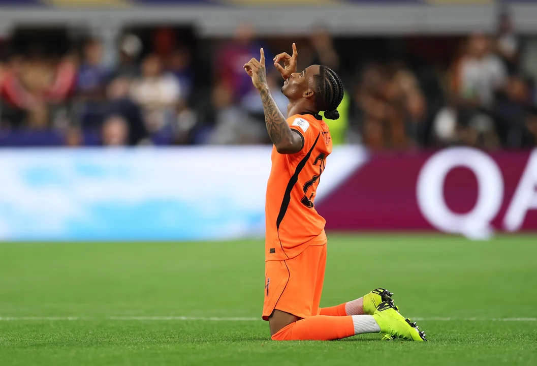 Crysencio Summerville festeja el segundo gol de Países Bajos ante Japón