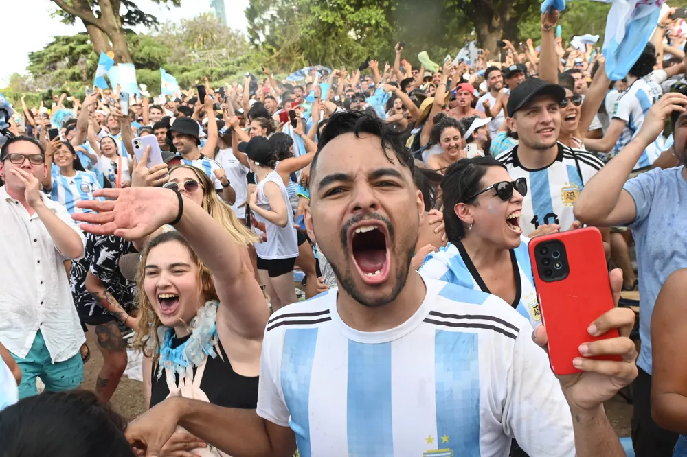 09-12-2022_hinchas_argentinos_miran_el_partido (1)
