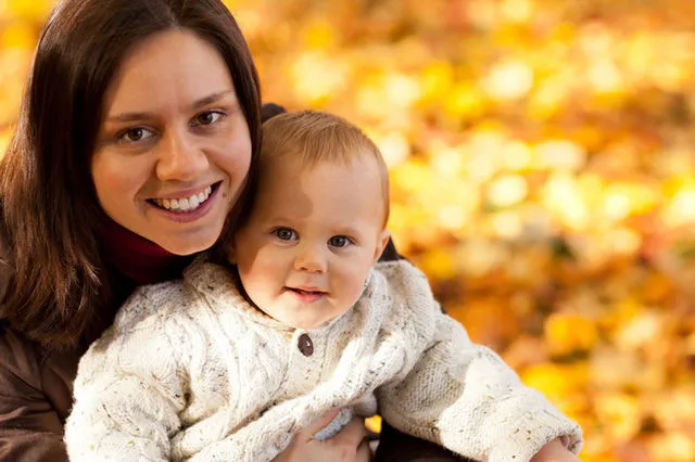 mom-and-child-in-autumn_c