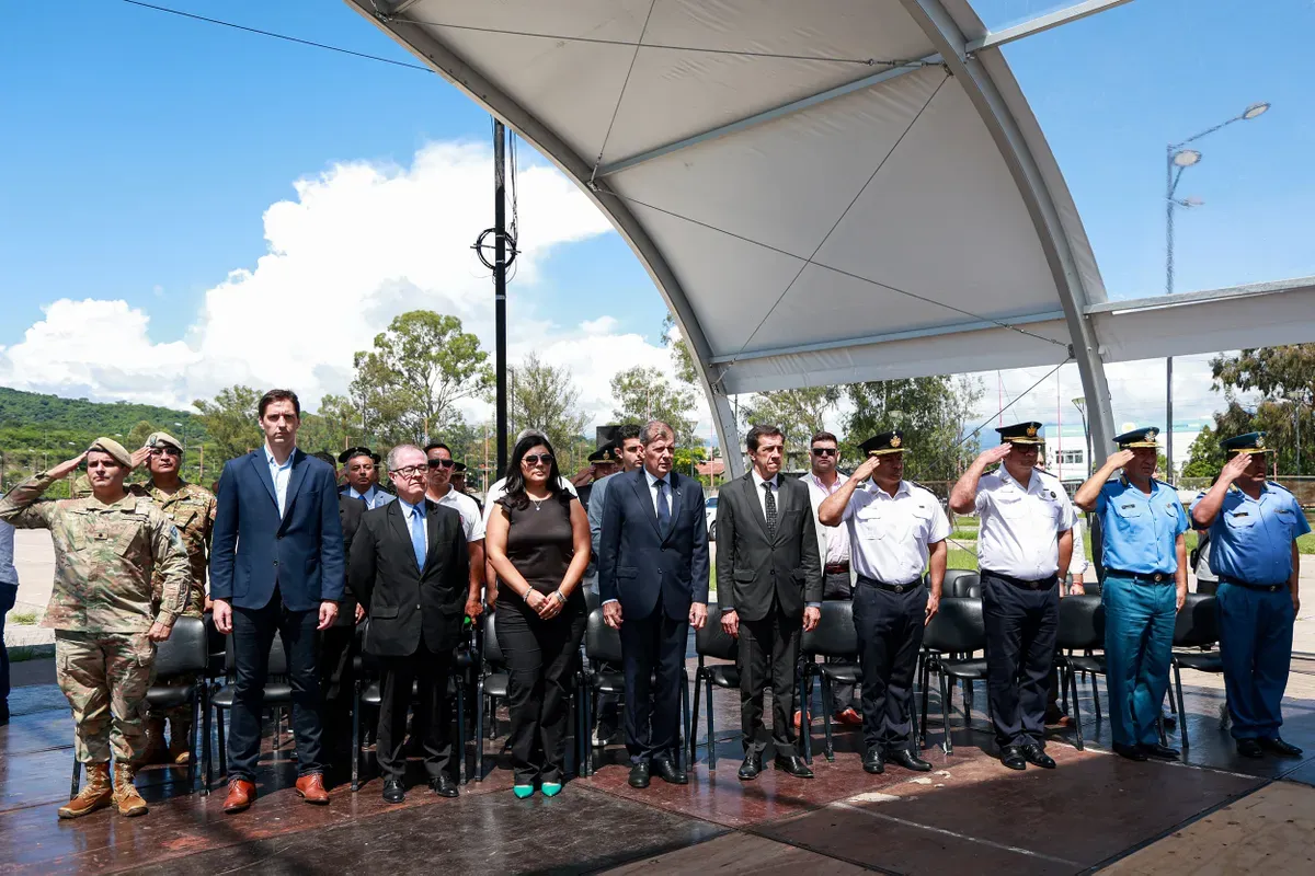 autoridades-el-acto-ascenso-efectivos-policiales