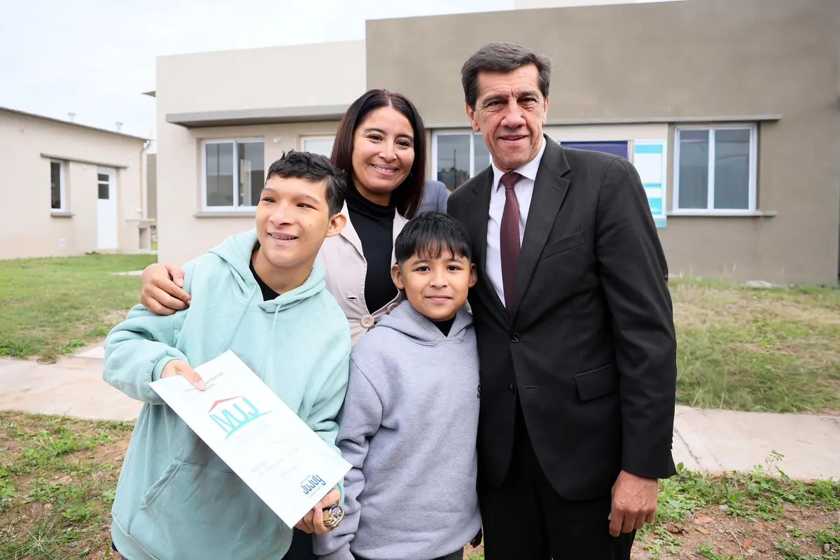 entrega 40 viviendas calilegua