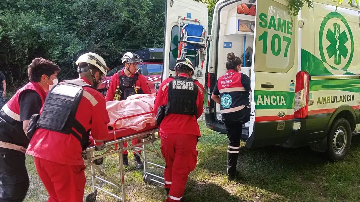 bomberos-jujuy-rescataron-mujer-78-anos-que-cayo-un-arroyo-la-vina