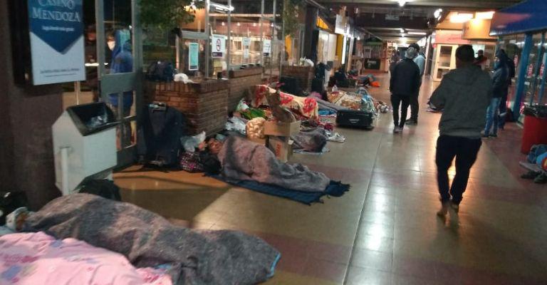 Mendoza jujeños durmiendo en la terminal