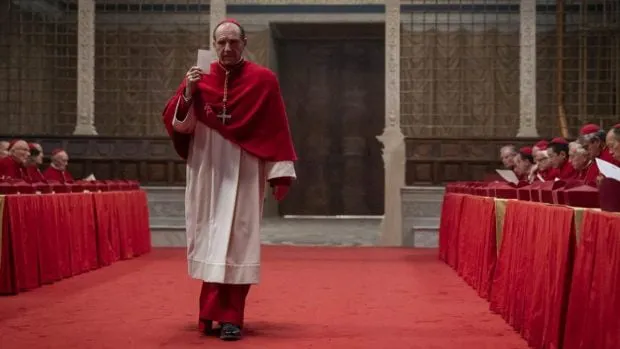 conclave-ralph-fiennes-muere-papa-620x349