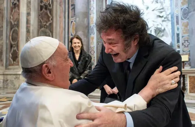 11-02-2024_el_papa_francisco_saluda_a