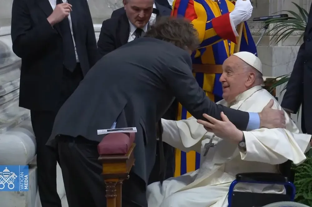 11-02-2024_el_papa_francisco_saluda_a (1)