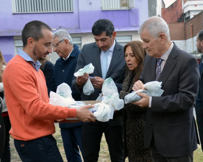 JUZGADO-AMBIENTAL-PRESENTO-PRIMERA-COSECHA-COMPOST-EN-EL-PODER-JUDICIAL-ENTREGA-COMPOST-A-JUECES-SCJ--768x614