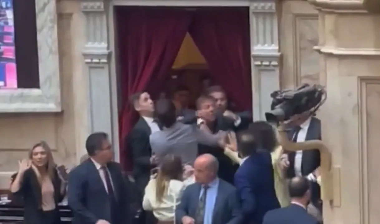 Diputados pelea 1