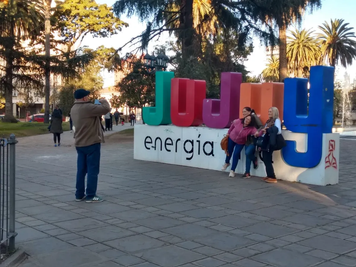 turistas-jujuy-plaza-belgrano