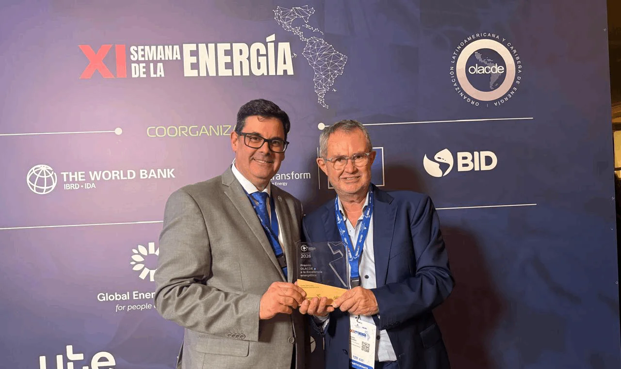 Pizarro recibe el premio por el pueblo solar Santa Anta