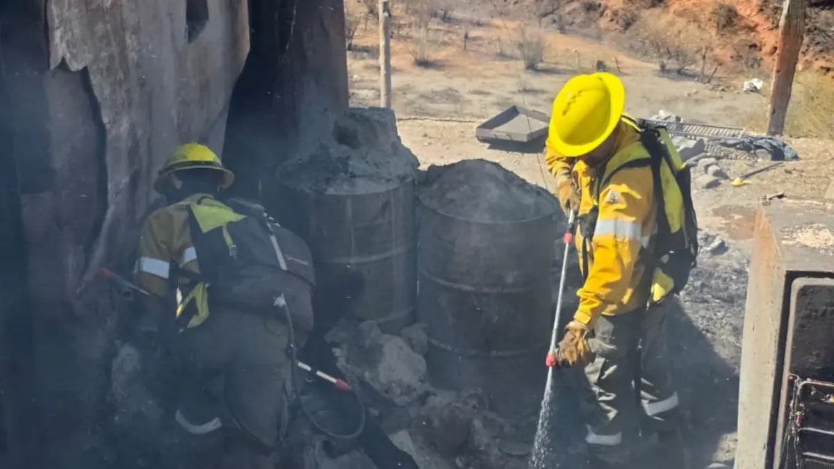 volcan-brigadistas-salvaron-una-vivienda-las-llamas-y-contuvieron-el-fuego-chilcayoc1