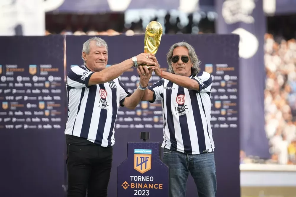 Daniel Valencia y Miguel Oviedo con la copa del mundo (2)