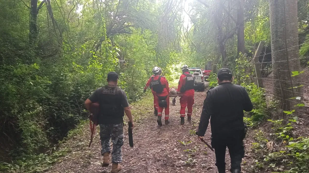 bomberos-jujuy-rescataron-mujer-78-anos-que-cayo-un-arroyo-la-vina2