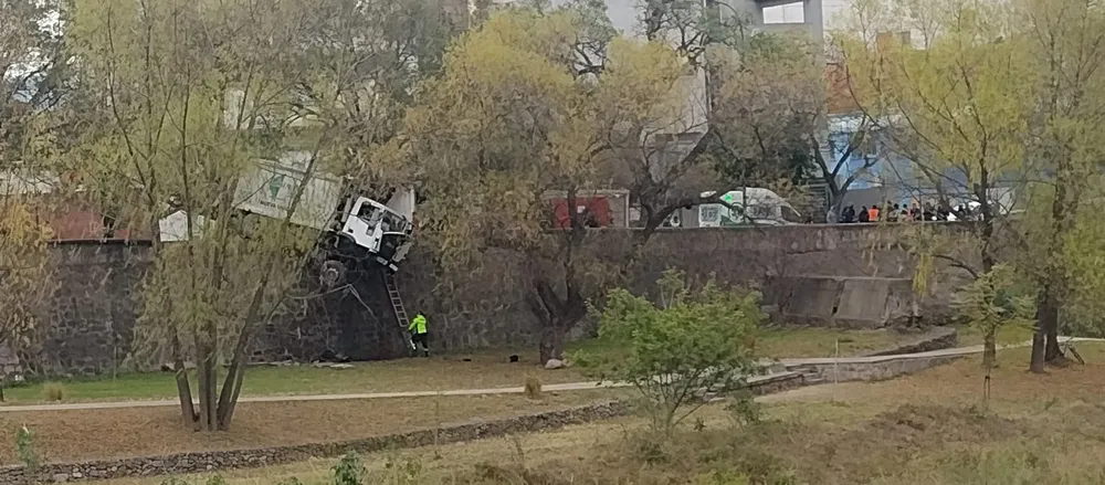 camion rio accidente