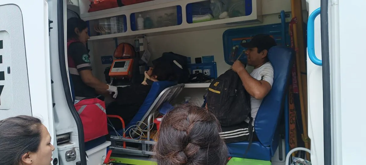 bomberos-jujuy-rescataron-dos-personas-que-desbarrancaron-reyes (1)