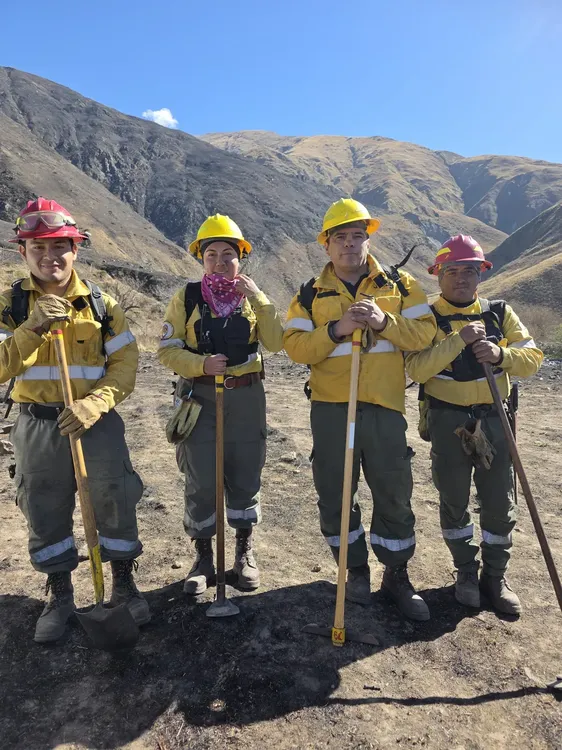 brigadistas incendio volcan