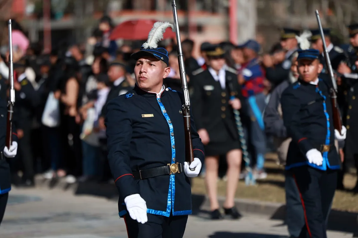 DIA DE LA POLICIA DESFILE2