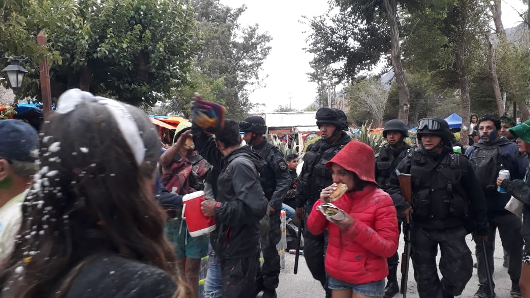 TILCARA- policías pertechados impiden juegos en las calles y plazas 003