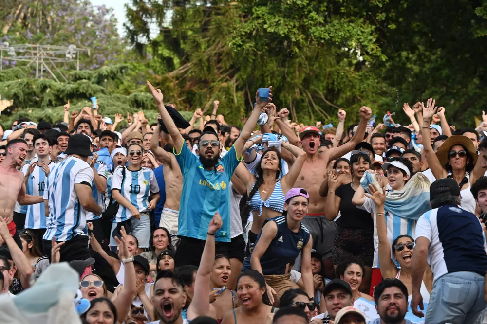 09-12-2022_hinchas_argentinos_miran_el_partido