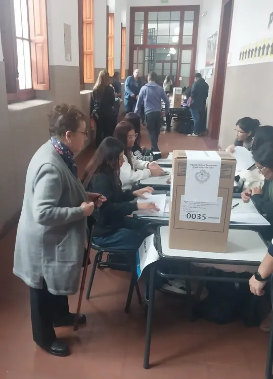 mesa votacion escuela belgrano